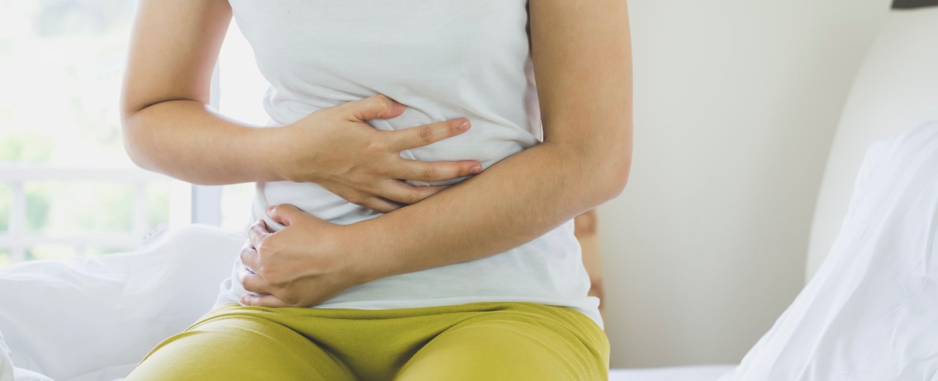 Frau mit Bauchschmerzen - SIBO Symptome